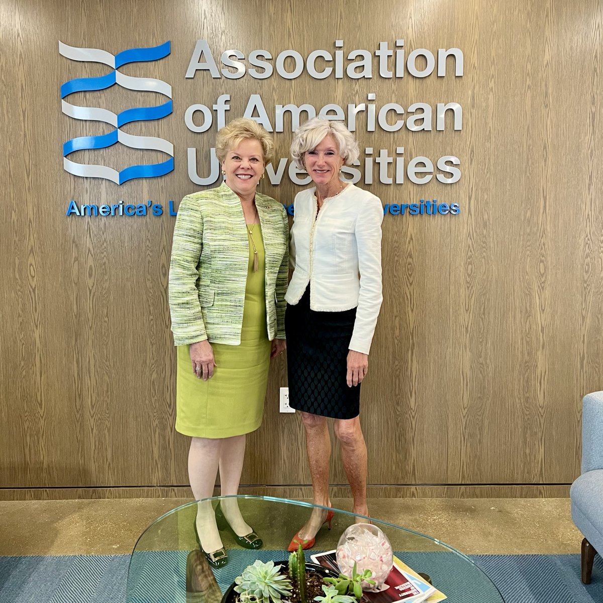 Moez Limayem tweet media