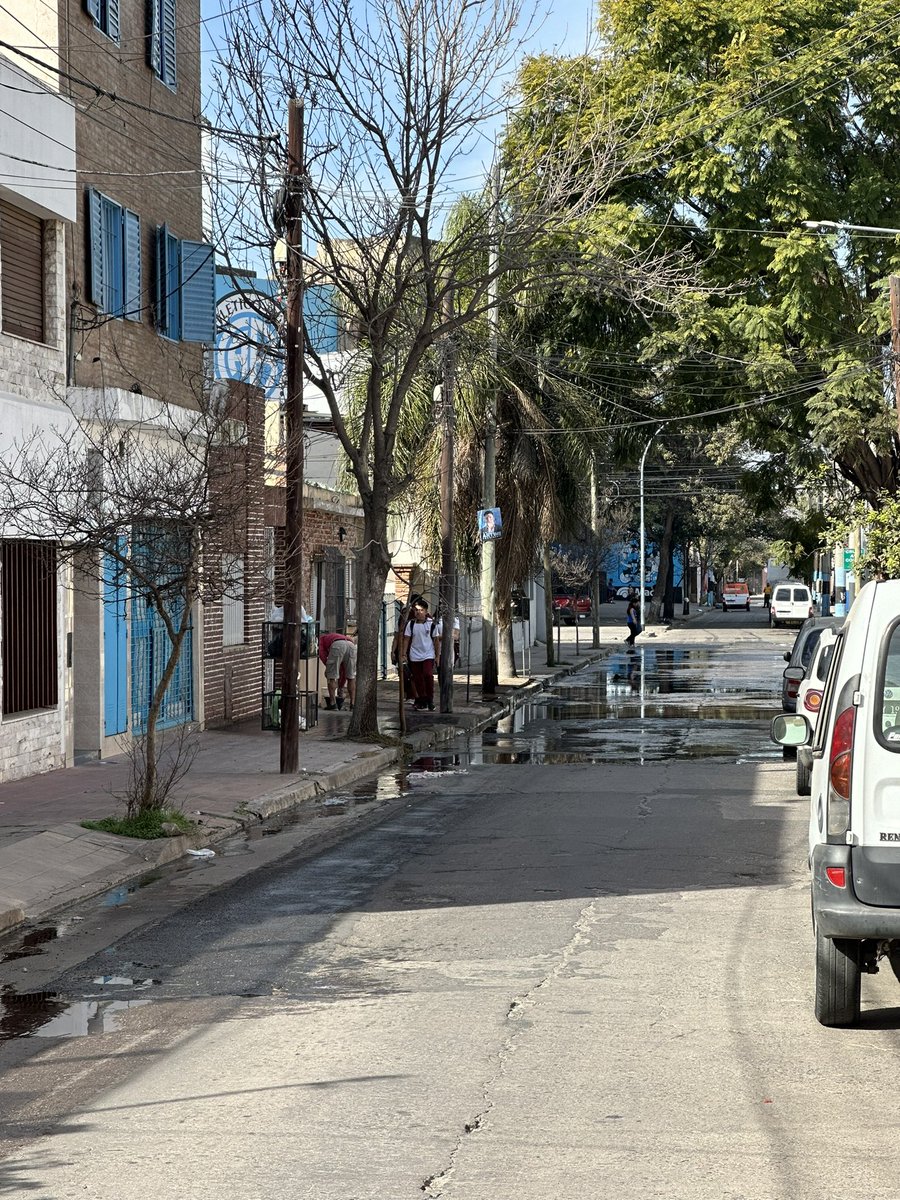 FranSanchez09's tweet photo. @AguasCordobesas hace 4 horas y esta saliendo agua sin parar y todavía no se presentó nadie de ustedes!! Calle La Rioja 1980 barrio alberdi.. https://t.co/4lspz7Yve8