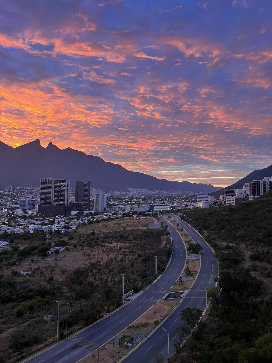 alee_r3312's tweet photo. Amanecer  ✨🫰🏼cerro de la Silla https://t.co/V2FLWnAtfk