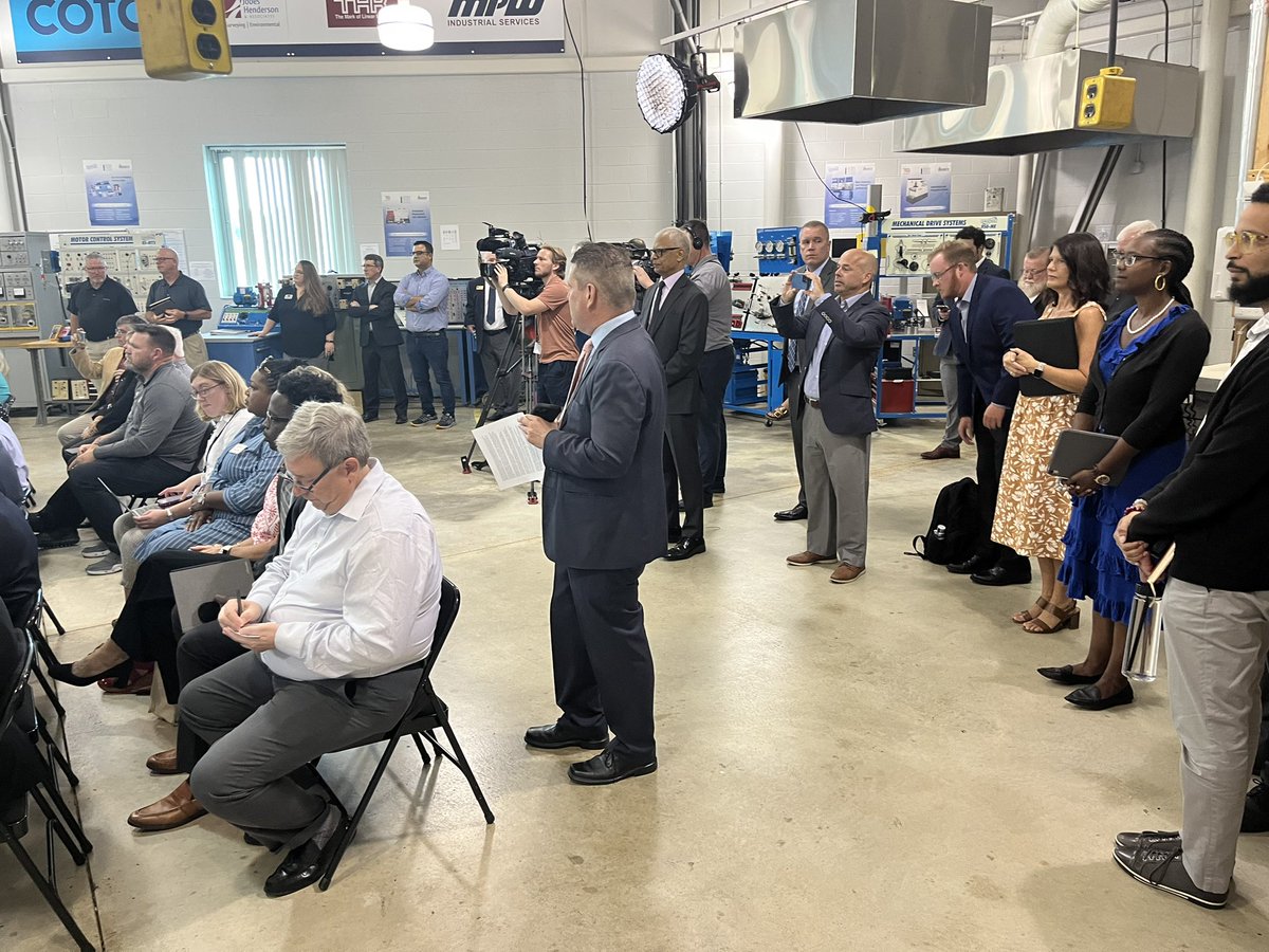 Scott__Ryan's tweet photo. Big day @COTCedu !! To me, THIS is what it’s about - opportunity for young Ohioans. 
@LtGovHusted talking #OhioWorkforce 

#OSCN 
#semiconductors https://t.co/PNnacWtWNX