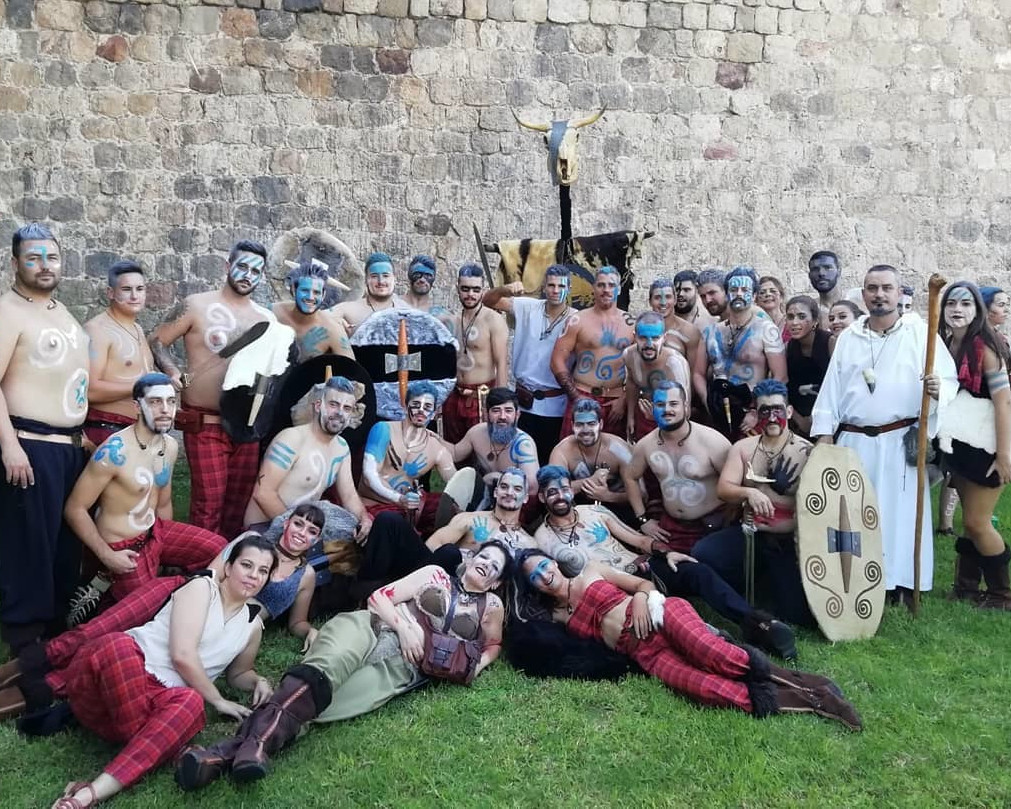 TuriCartagenaES's tweet photo. Hoy en nuestro especial @CyR_Cartagena, traemos la tropa cartaginesa “Mercenarios Celtas”, fundada en el año III de las Fiestas (1992)
SabíasQue? Tienen como símbolo una gran calavera de una cabeza de vaca, que a su vez sirve de estandarte.
+ info 👇https://t.co/l2P5tmmXkZ https://t.co/4fSpYn3Y9k