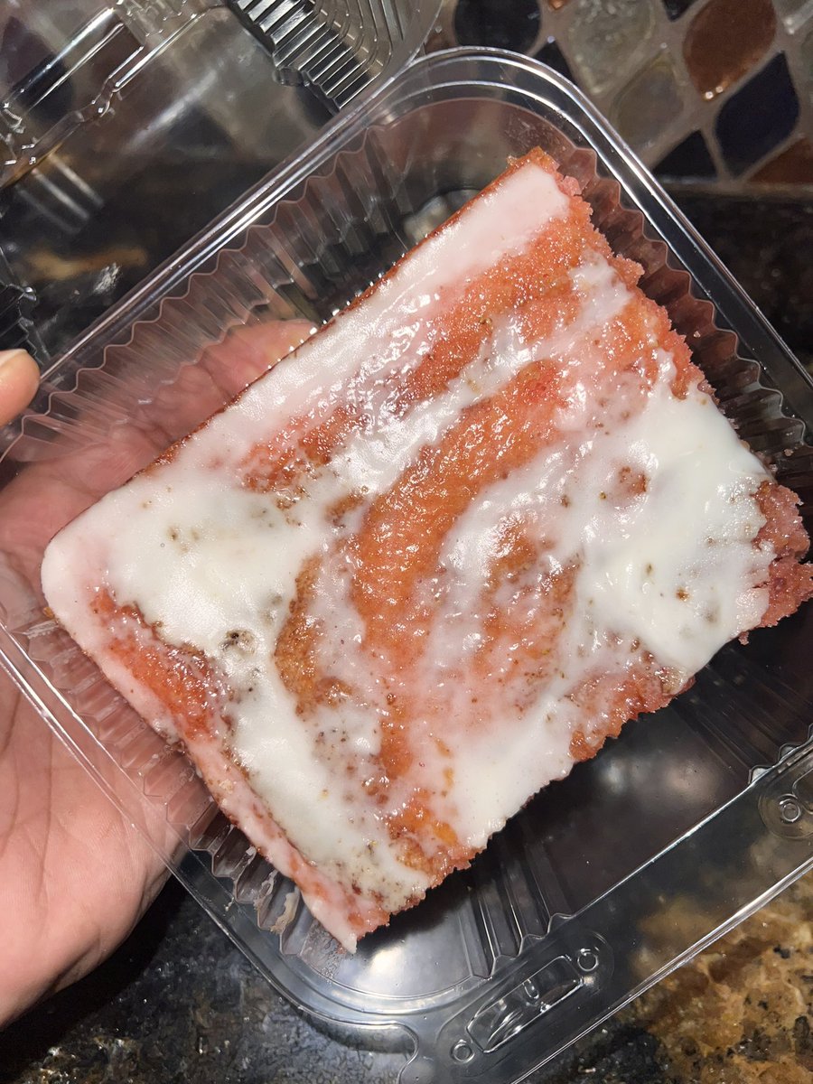 xIKEaveli's tweet photo. STRAWBERRY HONEYBUN CAKE 🍓🍯
#CarolinaGold🌙🌴 https://t.co/UbZxKEvVzr
