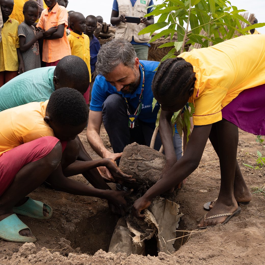 Alvaro Lario (@ifadpresident) on Twitter photo Thank you Aweil for the heart-warming welcome🇸🇸
I was inspired to see initiatives to bolster #FoodSecurity - vegetable gardens, wells, rice schemes, school meals - and to listen to communities.
Creating livelihood opportunities is key to preserving peace!
<a href="/WFPChief/">Cindy McCain</a> <a href="/FAODG/">FAO Director-General QU Dongyu</a> Thank you Aweil for the heart-warming welcome🇸🇸
I was inspired to see initiatives to bolster #FoodSecurity - vegetable gardens, wells, rice schemes, school meals - and to listen to communities.
Creating livelihood opportunities is key to preserving peace!
<a href="/WFPChief/">Cindy McCain</a> <a href="/FAODG/">FAO Director-General QU Dongyu</a>