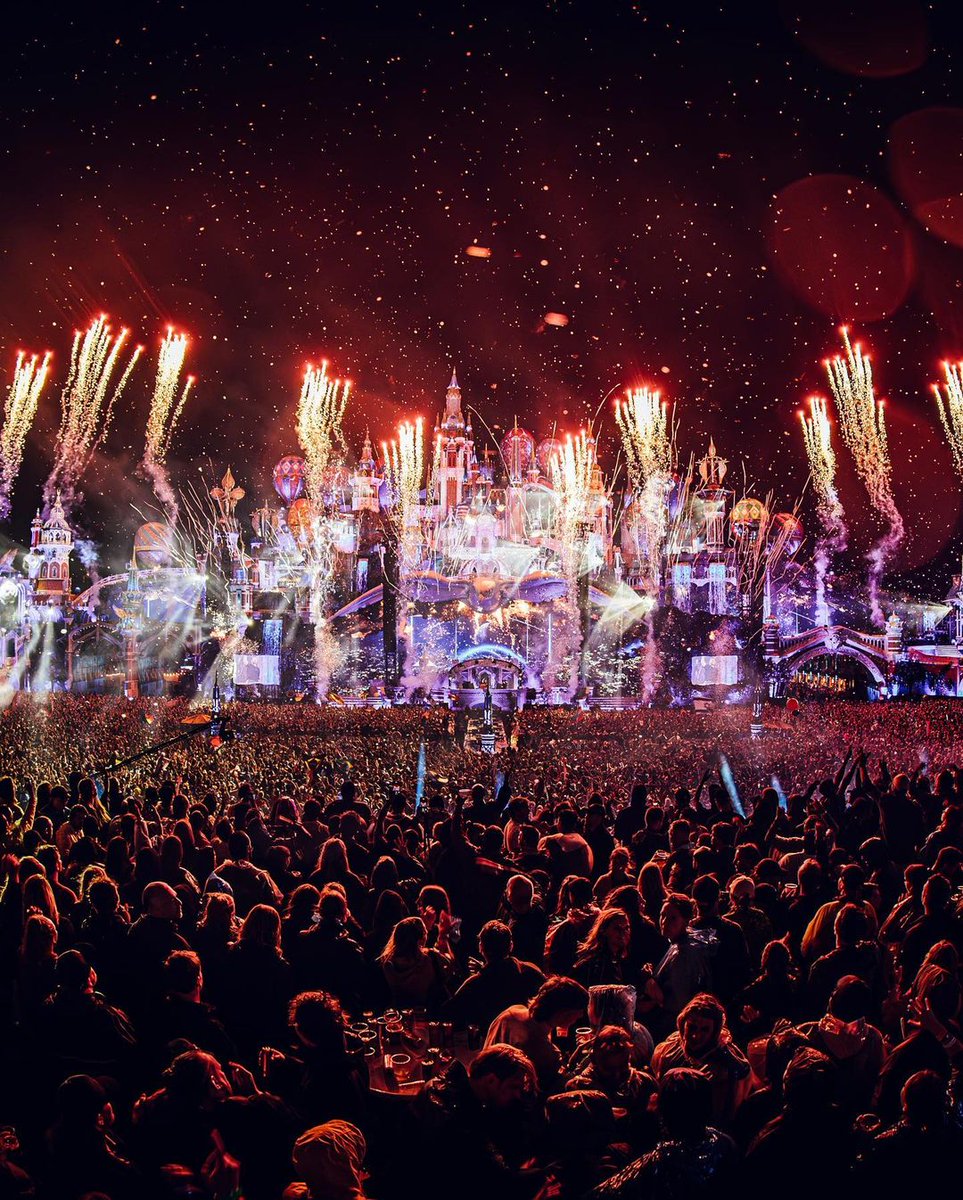 MartinGarrix's tweet image. crazy closing out Tomorrowland for the second weekend in a row. uploading the full set soon. thank you for the crazy energy❤️