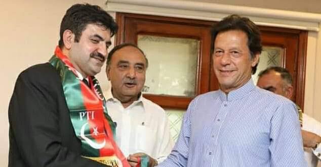 FatimaPTI_IK's tweet photo. اکیلا شیر افضل خان  لاکھوں فواد چوہدری ، اسد عمر اور پرویز خٹک جیسوں سے بھاری ہے ۔۔۔۔۔۔۔۔ https://t.co/070LnN6GyF