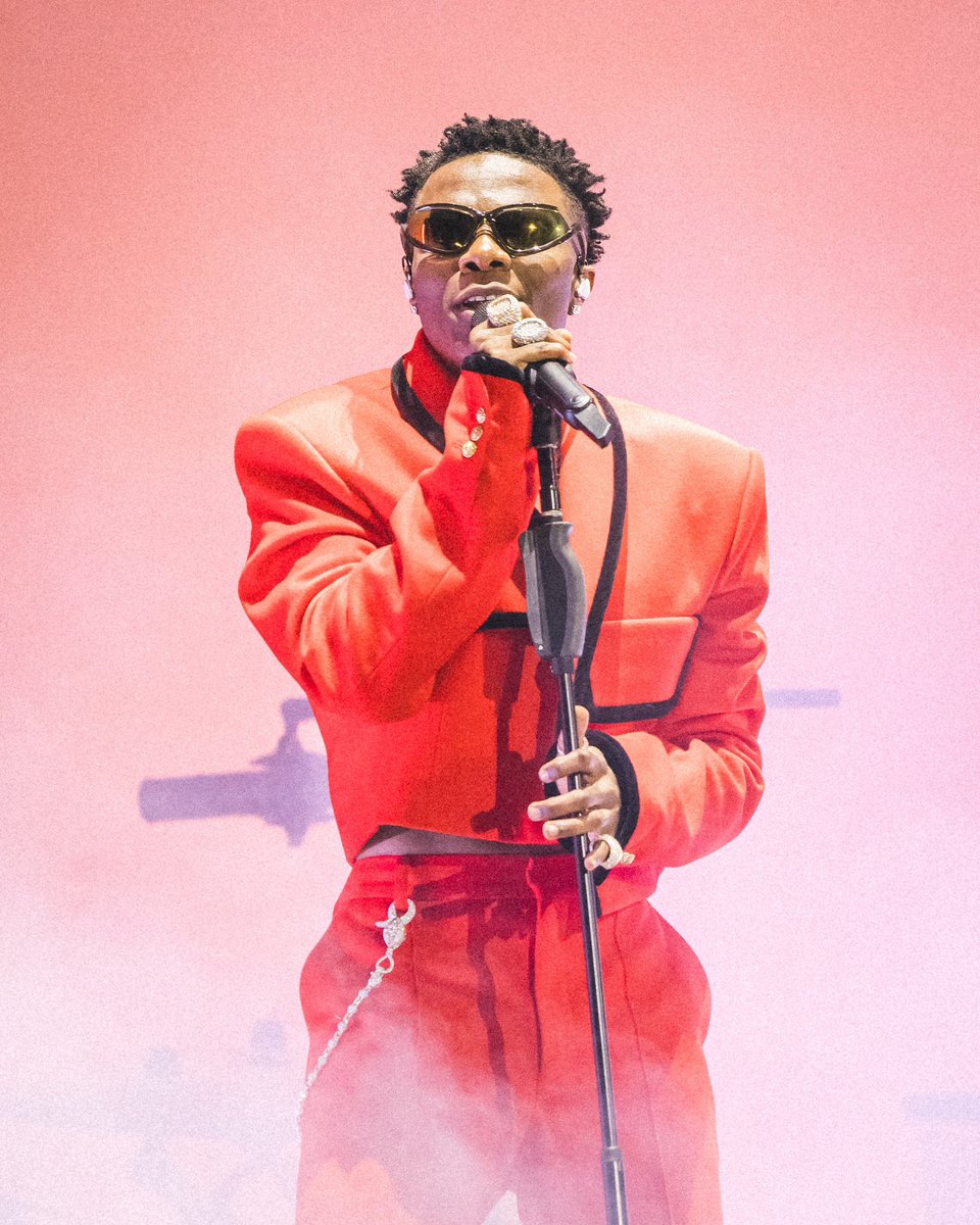 iam_reeedone's tweet photo. I'll show my grandchildren this picture as an illustration of G.O.A.T #MLLETOUR #WizkidxTottehamStadium #Wizkid https://t.co/jzzgcXEn97