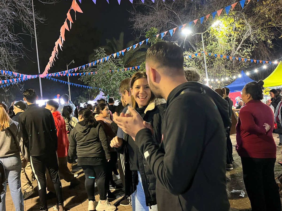 fernandotrigo3f's tweet photo. #ViviCaseros en plaza #VillaParque , con música, gastronomía, artesanos y distinciones a vecinos e instituciones referentes del barrio.
Nosotros bancando la boleta para seguir transformando #TresDeFebrero con @dievalen 
#HoracioPresidente
#SantilliGobernador
#ValenzuelaIntendente https://t.co/Glsvj6qEi1