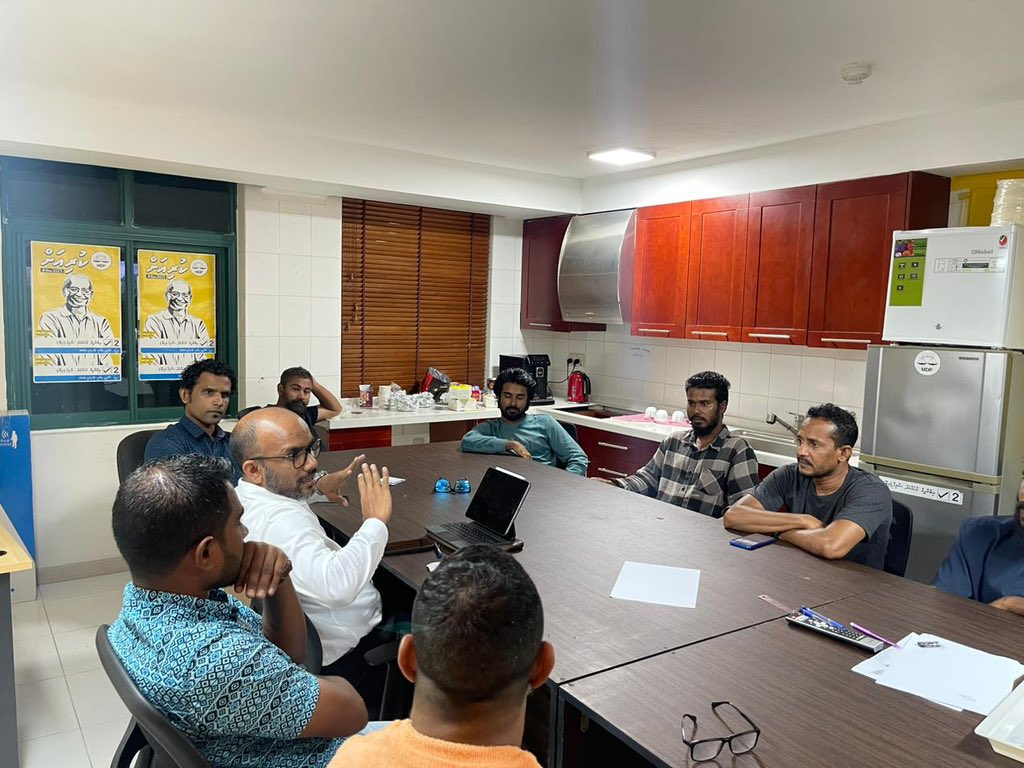 majy_majydh's tweet photo. ރިޔާސީ އިންތިޚާބުގެ ހުވަދޫ އަތޮޅުގެ ކެމްޕެއިން ކޯޑިނޭޓަރ މިނިސްޓަރ @iameeru ގއ.ދާންދޫ ދާއިރާ މާލެ ކެންޕެއިން ޓީމް  އާއި ބައްދަލު ކުރެއްވުން.   

ހުވަދޫ ރާއިސް @ibusolih އާއި އެކު 💛

#Ibu2023 #MDP2023 #UfaaveriAmaanRaajje https://t.co/TnahhBhnIk