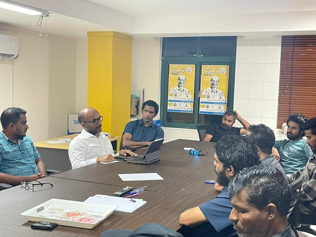 majy_majydh's tweet photo. ރިޔާސީ އިންތިޚާބުގެ ހުވަދޫ އަތޮޅުގެ ކެމްޕެއިން ކޯޑިނޭޓަރ މިނިސްޓަރ @iameeru ގއ.ދާންދޫ ދާއިރާ މާލެ ކެންޕެއިން ޓީމް  އާއި ބައްދަލު ކުރެއްވުން.   

ހުވަދޫ ރާއިސް @ibusolih އާއި އެކު 💛

#Ibu2023 #MDP2023 #UfaaveriAmaanRaajje https://t.co/TnahhBhnIk