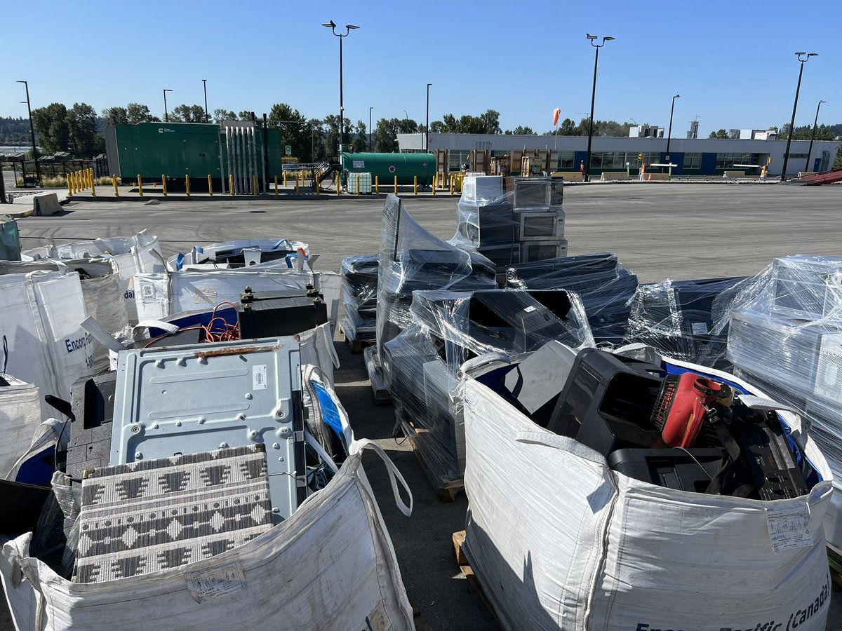 fionama's tweet image. Visited @MetroVancouver’s new United Boulevard Recycling and Waste Centre in @cityofcoquitlam which opened in March 2022. It is the cleanest facility we have ever toured! 💕the easy-to-use refundable beverage container depot. #CFEE