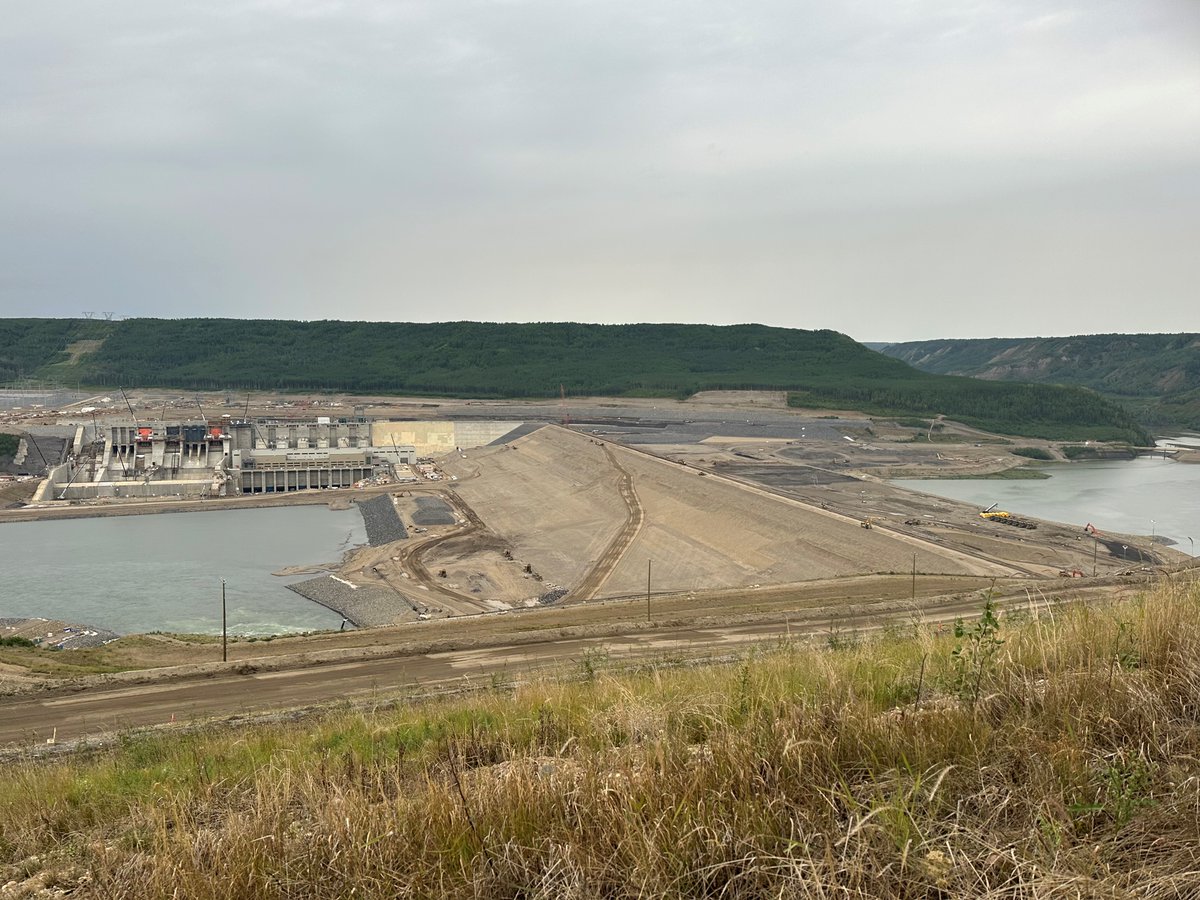 We have finished building the #SiteC earthfill dam. Completing the dam is one of the essential milestones required before filling the reservoir. We continue to target starting reservoir filling this fall. Read the announcement: sitecproject.com/earthfill-dam-…  (1 of 3)