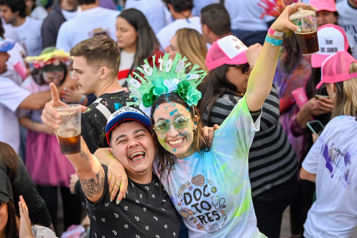 SaqUruguay's tweet photo. ¡Felicitaciones a la nueva Generación de Doctores!

Bien merecido el festejo a una de las generaciones de la nueva era, que apostó con todo a esta profesión que amamos.

Hoy se festeja fuerte en el Parque Batlle. Sí que valió la pena. 

#DOCS2023 https://t.co/tFAcpxXV8u
