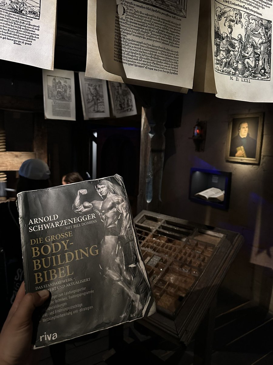 deumuseum's tweet photo. #TikTok Star #JohnyMünster war zu Besuch im #DeutschlandMuseum. Für seine beliebten Kurz-Sketche hat er unsere #Kulissen im #Mittelalter sowie in den 50er-Jahren genutzt. #Museum #Berlin #Sommerferien #BerlinmitKind https://t.co/eSgGqvFIWf