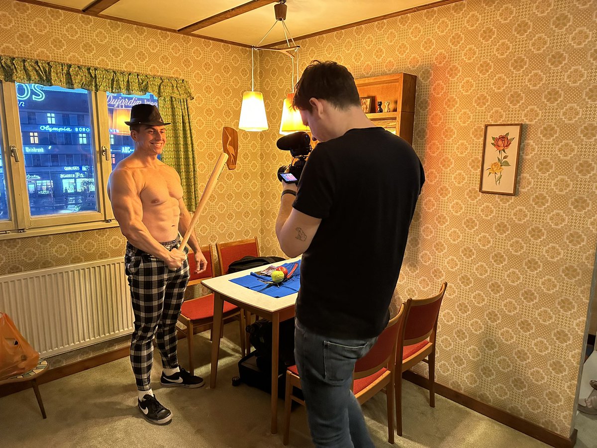 deumuseum's tweet photo. #TikTok Star #JohnyMünster war zu Besuch im #DeutschlandMuseum. Für seine beliebten Kurz-Sketche hat er unsere #Kulissen im #Mittelalter sowie in den 50er-Jahren genutzt. #Museum #Berlin #Sommerferien #BerlinmitKind https://t.co/eSgGqvFIWf