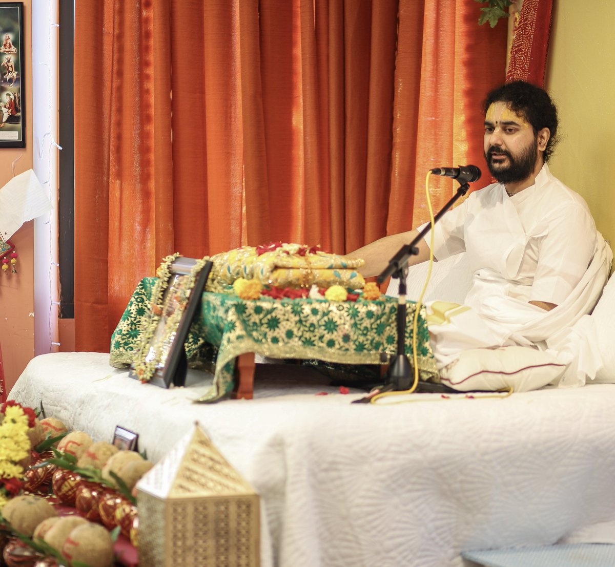 nimbarkachary's tweet photo. भव्य शोभायात्रा के साथ बॉस्टन-अमेरिका में श्री मद्भागवत रस वर्षण प्रारम्भ.... https://t.co/AJ4v4umm8a
