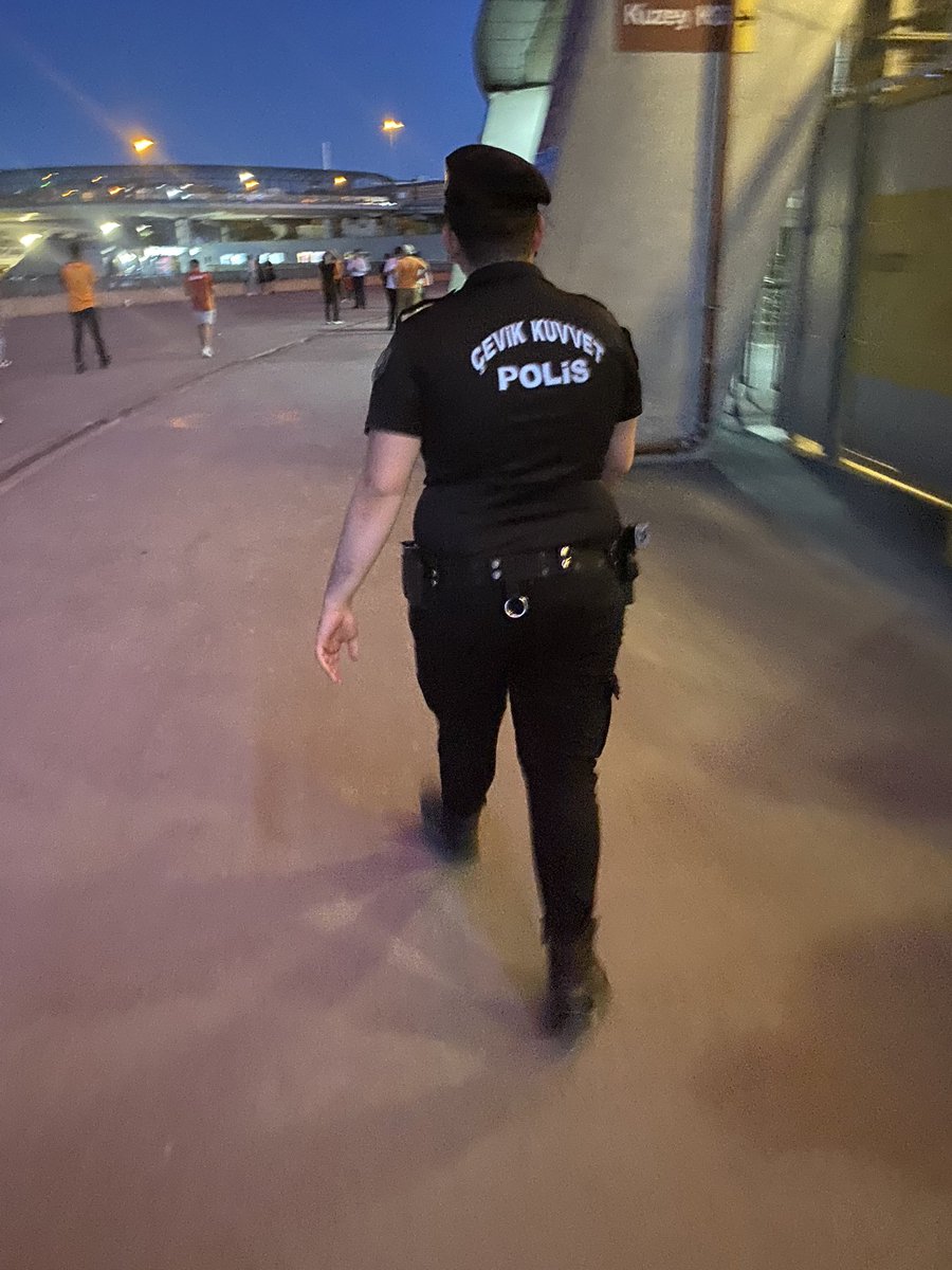 bellagioanaliz's tweet photo. Bilader sizde nasıl bir dayı varda bu fizikle çevik kuvvet olabiliyorsunuz aq bari ptt ye atansaydın https://t.co/XztOvKXJi4