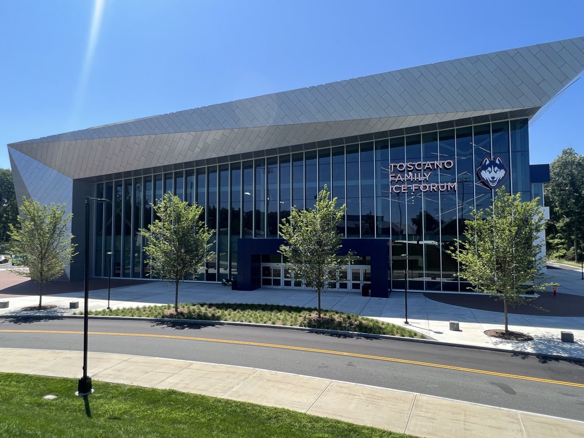 Ian_Bethune's tweet image. The front of Toscano is finally complete @UConnMHOC @UConnWHOC #uconn #icebus