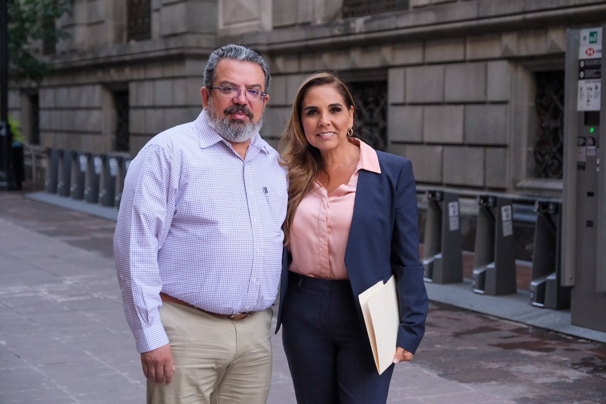 MaraLezama's tweet photo. Me reuní con @jorgenunol, titular de la @SICTmx, para la revisión de avances de las obras que se llevan a cabo en #QuintanaRoo, entre ellas el nuevo bulevar Colosio, y planteé la importancia de iniciar los trabajos de cableado subterráneo… https://t.co/ue1l3AK5OE