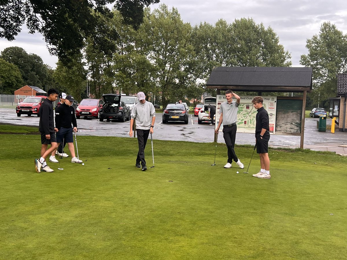 marcopolo1419's tweet photo. Lincs U14/16 putting game relaxation time after their game vs Notts. Well played boys.🙏🏌️‍♂️ https://t.co/uQEKUW9YdW