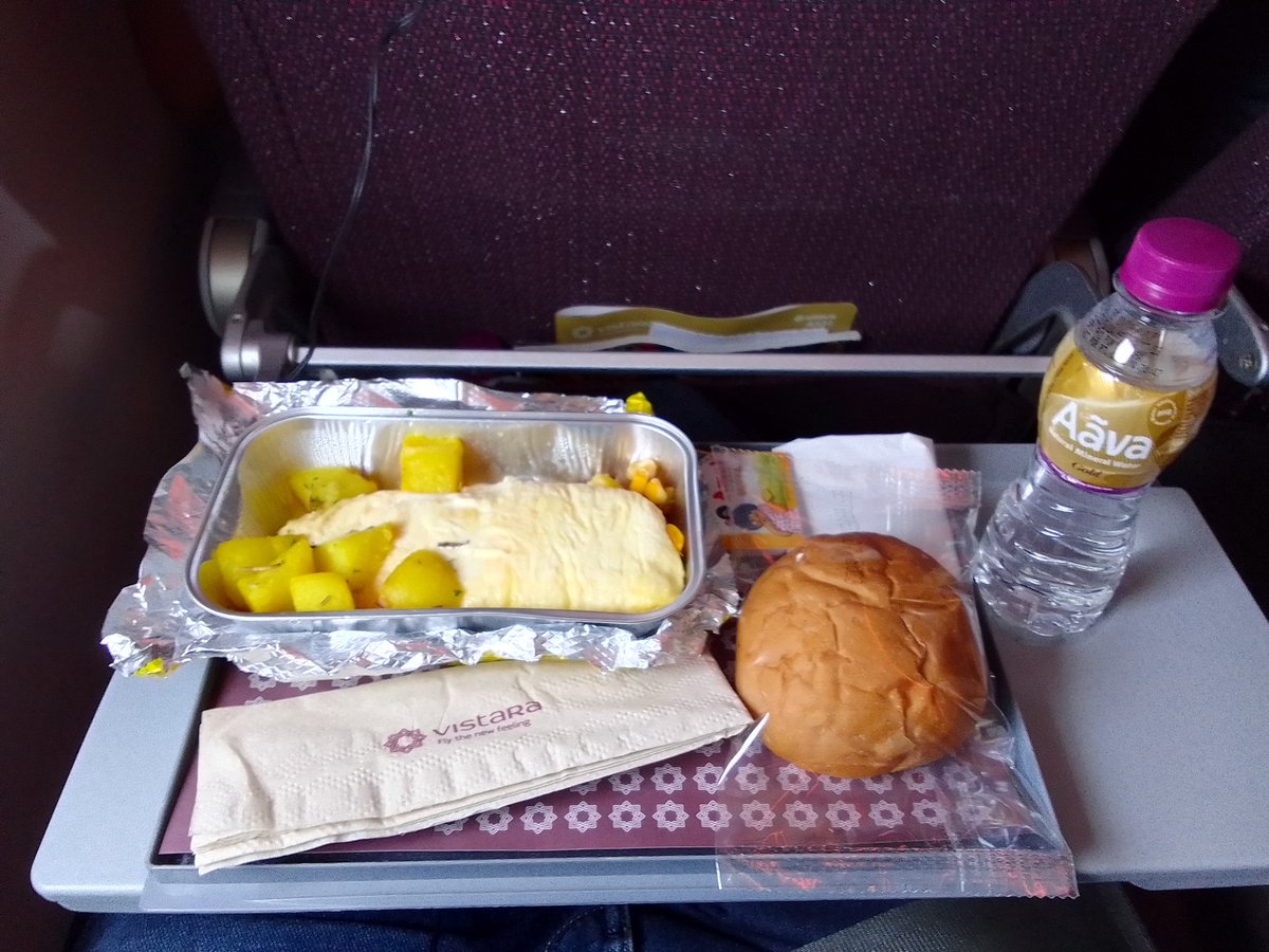 uch_nich's tweet photo. Hi @airvistara! A big thank you for the A321 that I flew on from Mumbai to Kolkata...Complete unexpected and surprised!
This was the best flight in Economy till date. I was quite taken aback by the service on this flight.
Damn good!
1/3 https://t.co/1MRwHNv27R