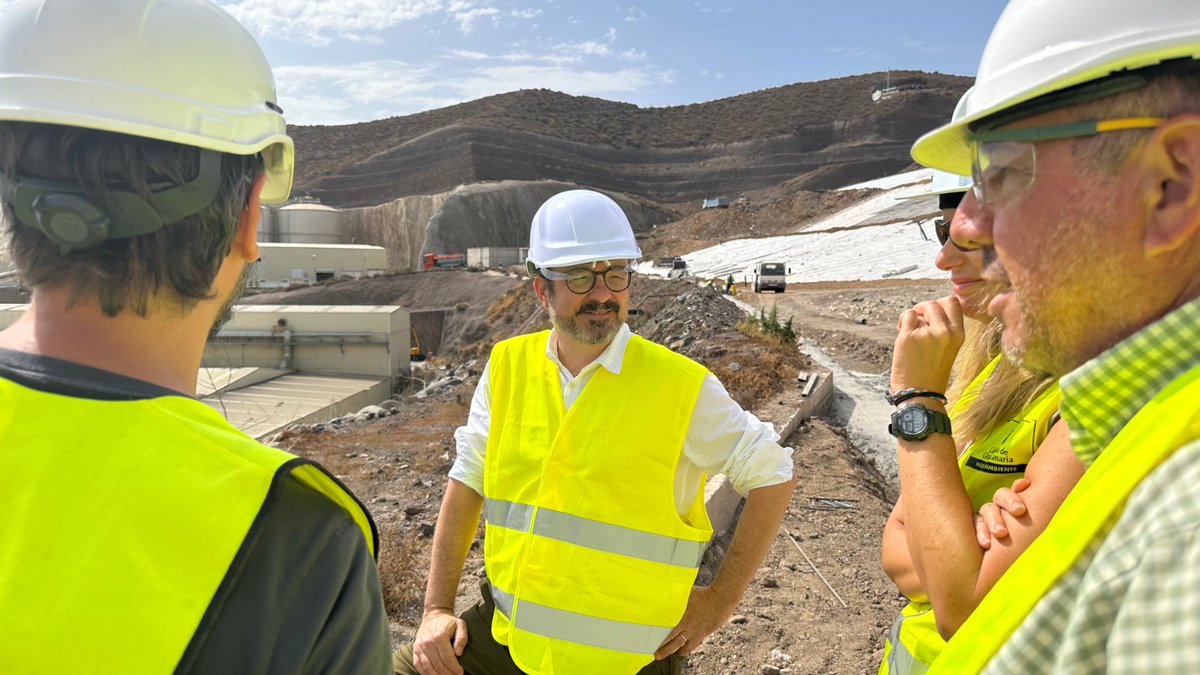 Hoy visité el Ecoparque Norte (Salto del Negro) junto a la responsable de <a href="/GC_Recicla/">Gran Canaria Recicla</a> y los técnicos de
<a href="/EnergiaGran/">Energía Gran Canaria</a>. Entre otras cosas pudimos comprobar la evolución de las obras de la planta fotovoltaica de 1,5 MW sobre las cubiertas de las naves industriales. Abro 🧵