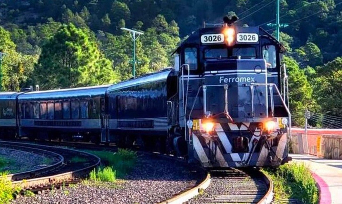 GrupoT21's tweet photo. A partir del próximo 5 de agosto se incorporará una ruta especial de verano para el Chepe Express, con el propósito de atender la demanda de la temporada vacacional.
@chepeexpress
#GrupoT21 #ChepeExpress #GMXT #GrupoMéxico
https://t.co/bdHElfFlz5 https://t.co/duBRTy1rRV
