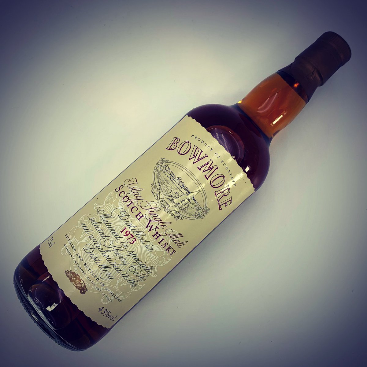 AuctionsWhisky's tweet photo. A true gem from Bowmore distilled in 1973 and matured in specially selected sherry casks 5175 &amp; 5176, each containing around 700 bottles which were warehoused in Bowmore's famous Warehouse #1 on Islay 🌟

View &amp; bid here…https://t.co/YBK0ZcJpOs

#highlandwhiskyauctions #bowmore https://t.co/JsLAcL764a