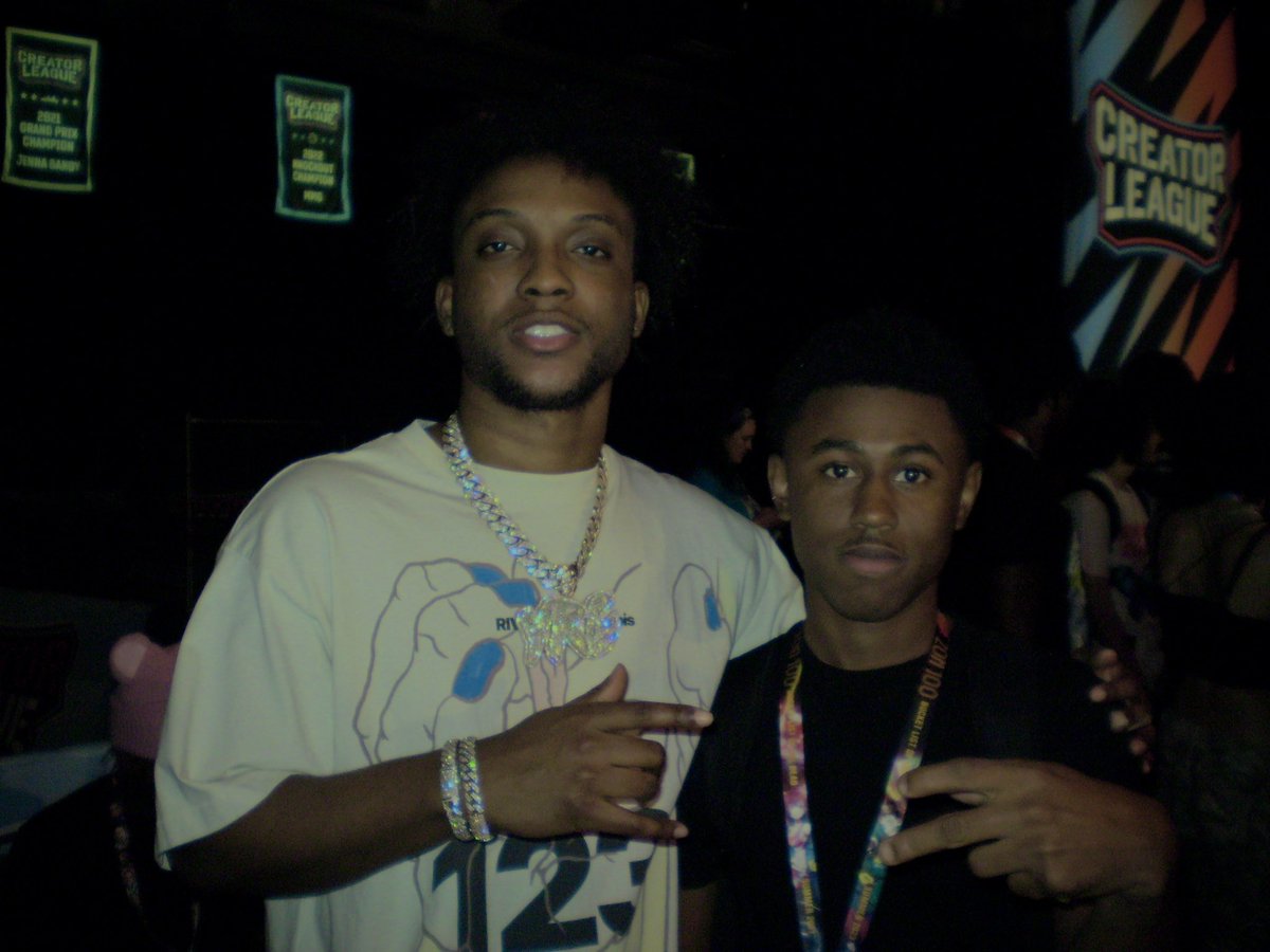 swavyyx's tweet image. couple dreamcon flicks