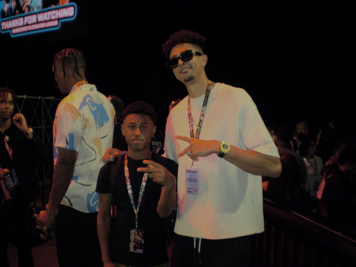 swavyyx's tweet image. couple dreamcon flicks