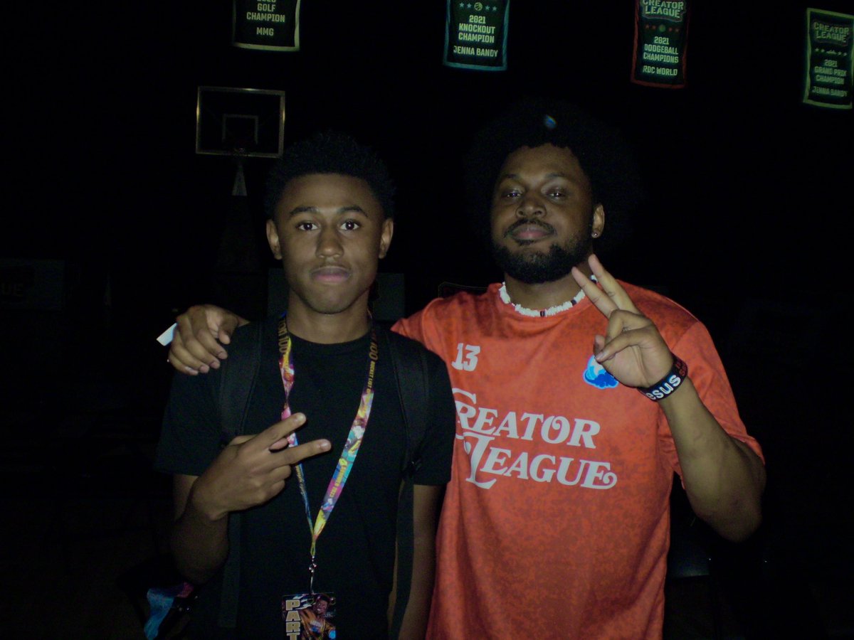 swavyyx's tweet image. couple dreamcon flicks