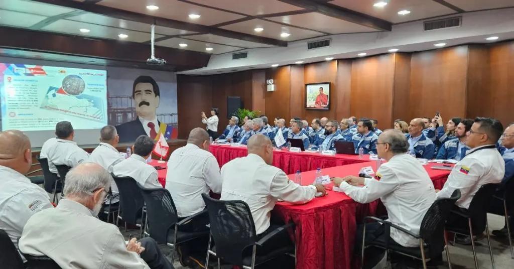 PequivenAMC's tweet photo. Siguiendo lineamientos @NicolasMaduro y la rectoría de @TellecheaRuiz desde el #CPAMC realizaron presentación del proyecto de Rehabilitación Integral de la planta Amoníaco, para su puesta en servicio para apalancar el aparato productivo nacional.
#TrabajoEnEquipoVictoriaSegura https://t.co/vqHMBY7pf0