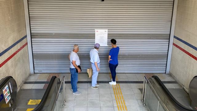 eyupkadirinan's tweet photo. Sorumsuz insanlar bahaneler arasında dolanır, başkalarını ve içinde bulundukları şartları suçlarlar, çok az iş üretir, işlerin yürümesini engeller, anlamamış görünür ve yardıma muhtaç insanı oynarlar.

Sorumsuz insanlar hareket etmekte çok yavaş ama şikayet etmekte çok hızlıdırlar. Tanıdık geldi değil mi? 

Tunç Soyer türlü bahanelerle geçtiğimiz hafta ve her fırsatta; iş bilmezlik ve beceriksizliklerini hükümetimize çamur atarak, Cumhur İttifakı’nı hedef göstererek kapatmaya çalıştı ve tabii bu sorumsuzluğun, vurdumduymazlığın hesabını sandıkta verecektir.

Peki böyle bir krizin çıkacağı günler öncesi belli değil miydi ? İzmirli hemşehrilerimiz bu çileyi bugün neden çekti ? Yine aynı taktiklerle, hükümet destek vermiyor gibi palavralara mı sarılacaksın? Nafile.

İzmir Büyükşehir Belediyesi’nin bütçe finans dengesi üzerinden bakıldığında kar eden tek şirketi olan METRO A.Ş’de yaşanan durum; müflis tüccar bakış açısından kaynaklanmaktadır. Diğer şirketlerin durumu da beceriksizliğin kanıtıdır.

Gelinen durum itibariyle bütçe açığı hızla büyüyen ve borç rakamı 5 milyar TL’ye doğru hızla ilerleyen İzmir Büyükşehir Belediyesi’nde yaşananları yakından takip ediyoruz.

METRO A.Ş’nin emekçilerini rakamlar üzerinden hedef gösteren Belediye Başkanı Tunç Soyer’in kriz yönetimindeki beceriksizliği İzmirli hemşehrilerimizin karşısına kaos olarak çıkmıştır.

Evlerine ve işyerlerine ulaşmak için çile çeken hemşehrilerimize bunu yapmaya kimsenin hakkı yoktur.

Görevde olduğu sürede;  ulaşım yollarındaki yetkiyi bazı yerlerde devralmasına rağmen bir tane bile karayolu alt geçidi, köprülü kavşak yapmayan yeni şehir içi yol açmayan Soyer ve ekibi içinden çıkılamaz trafik sorununu zirveye ulaştırmıştır.

Metro A.Ş emekçilerine hak ettiği ücret derhal verilmelidir. Kutlama, konser, kültür sanat işleri ve gezi harcamalarında tasarrufu aklından geçirmeyen Soyer’in işçinin cebine el atması ve emeğine göz dikmesi kabul edilemez.