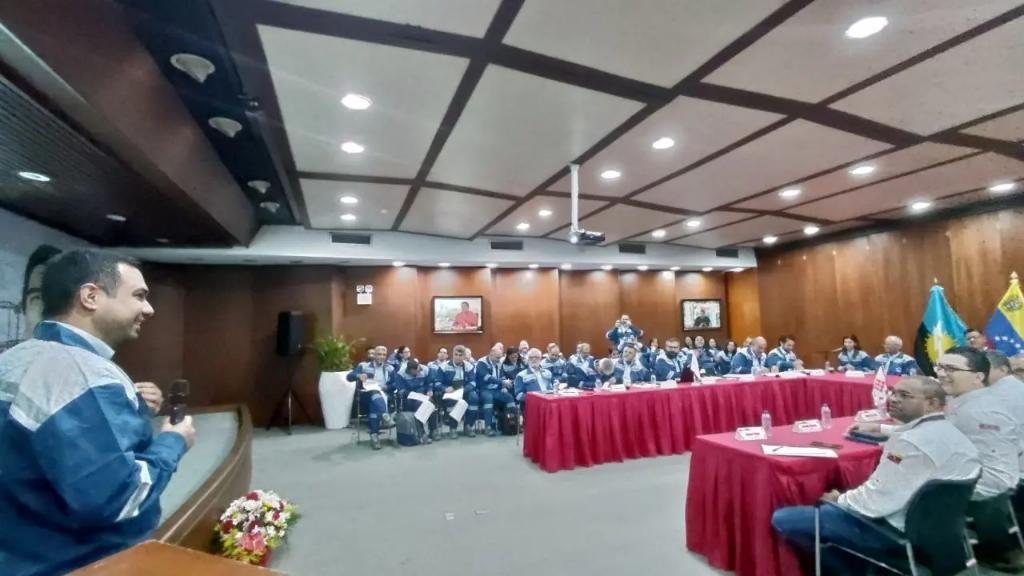 PequivenAMC's tweet photo. Siguiendo lineamientos @NicolasMaduro y la rectoría de @TellecheaRuiz desde el #CPAMC realizaron presentación del proyecto de Rehabilitación Integral de la planta Amoníaco, para su puesta en servicio para apalancar el aparato productivo nacional.
#TrabajoEnEquipoVictoriaSegura https://t.co/vqHMBY7pf0