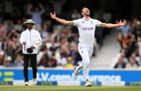 ThePapareSports's tweet photo. England beat Australia by 49 runs in the fifth and final Test of The Ashes series at The Oval to square the series 2-2, but Australia retain the Ashes.

ENG – 283 &amp; 395
AUS – 295 &amp; 334

#Ashes #ENGvAUS

More 👉 https://t.co/ZG1U0JTRQy https://t.co/oWGMQnE0HR