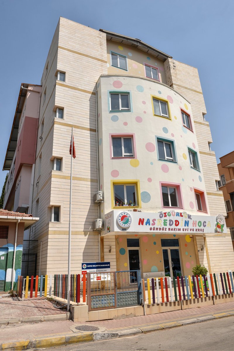 22 kütüphane projemiz içerisinde yer alan Özgürlük Mahallesi kütüphanemizin de yapımını tamamladık. Kreşimizin de bulunduğu binada oluşturduğumuz 20 bin kitap kapasiteli kütüphanemizi, çocuklarımızın ders çalışabileceği şekilde tasarladık.