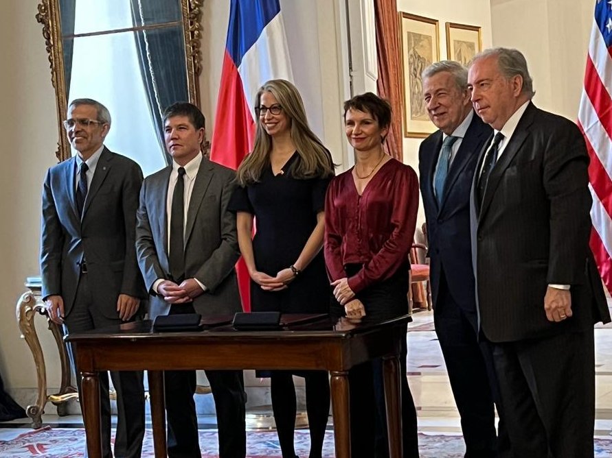 Chile y Estados Unidos firmaron hoy el Convenio de Ejecución entre el Ministerio del Interior y Seguridad Pública de Chile y el Depto de Seguridad Nacional de Estados Unidos, en el marco del Programa Visa Waiver. Se ampliará cooperación para seguridad fronteriza e integración.