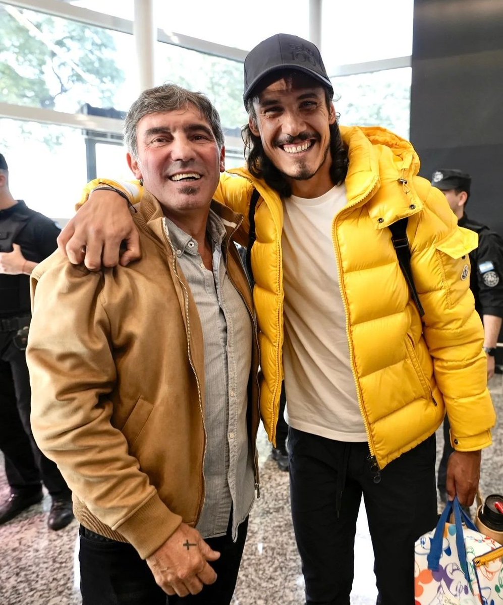 bocanet12's tweet photo. 🥹 SI, TODOS NOS EMOCIONAMOS

🫂 Reencuentro en Ezeiza entre Edinson Cavani y "Manteca" Martínez.

📸 @BocaJrsOficial https://t.co/fqoCpF2Hqf