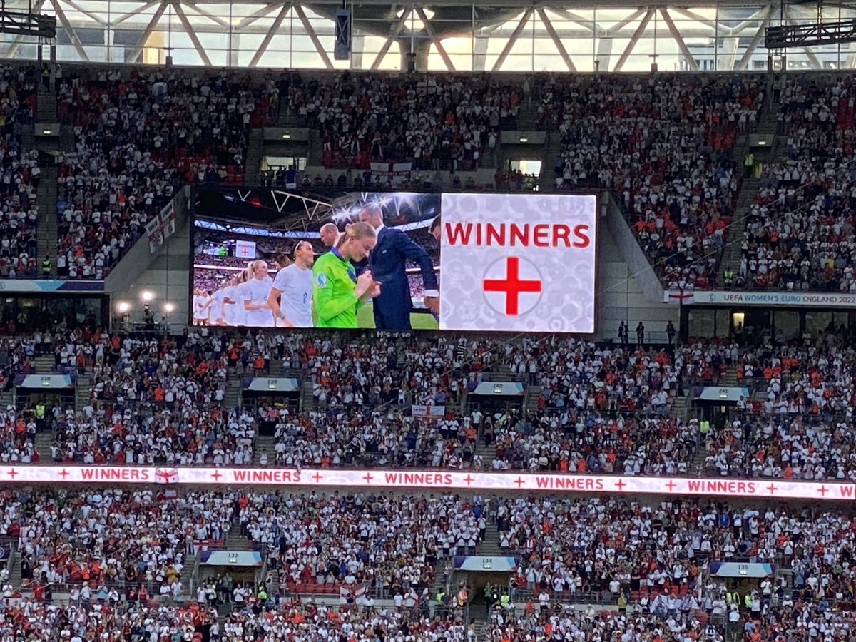 For et år siden var jeg på Wembley og se den største kamp jeg nogensinde har set. England 🏴󠁧󠁢󠁥󠁮󠁧󠁿 mod Tyskland 🇩🇪. England vandt EM22. Stadion var fantastisk. 

I morgen spiller Danmark sidste gruppekamp til VM mod Haiti. Og Nøj jeg glæder mig til den kamp. 🇩🇰

#WEURO2022 #FIFAWWC