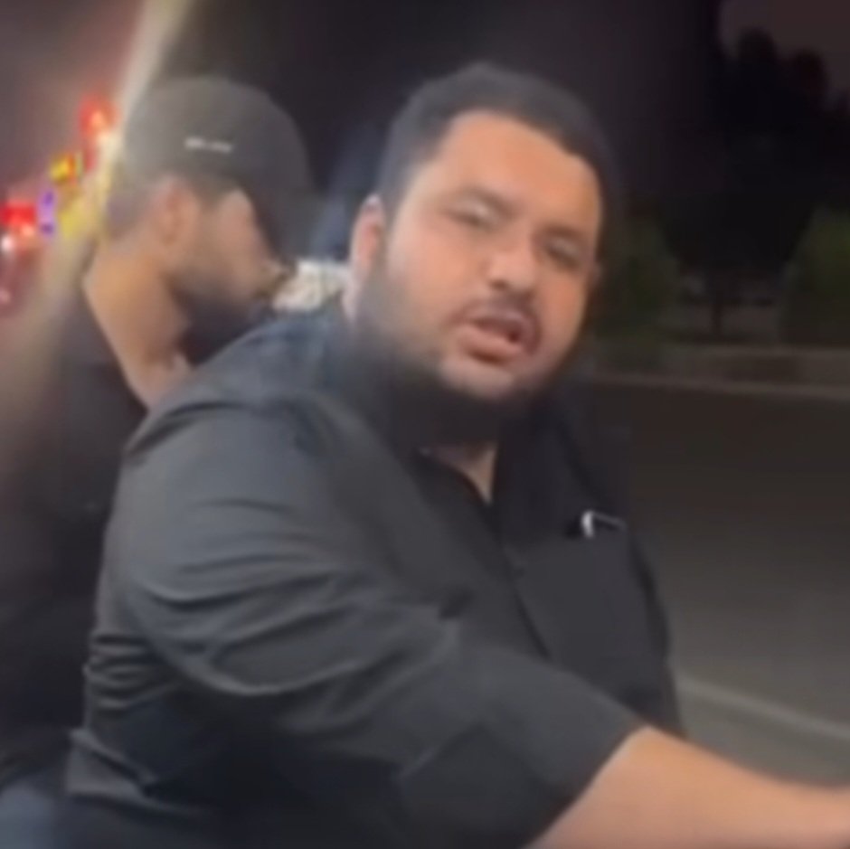 این افراد دیشب در #بابل برای زنان و دختران به بهانه تذکر برای رعایت حجاب اجباری مزاحمت ایجاد کرده و تلاش کرده اند تلفن همراه خانمی که از آنها فیلم گرفته را به زور از او بگیرند. 
لطفا #ريتوييت کنید تا شناسایی شوند و مردم در بابل یک صحبت اساسی با آنها داشته باشند.
#مهسا_امينی‌‌