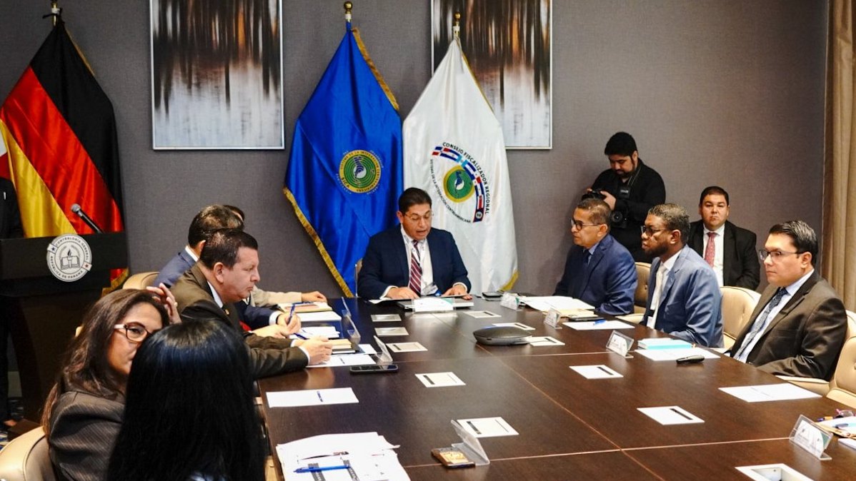 BuenaGobernanza's tweet photo. Acompañamos la XIX Reunión de Titulares del @stcfr_sica, órgano del @sg_sica presidida por su Srio. Técnico @RobertoAnzora_ en ciudad de #Panamá.

Continuaremos aportando al fortalecimiento institucional de @stcfr_sica fomentando la transparencia de la institucionalidad regional. https://t.co/o0s04n2mbD