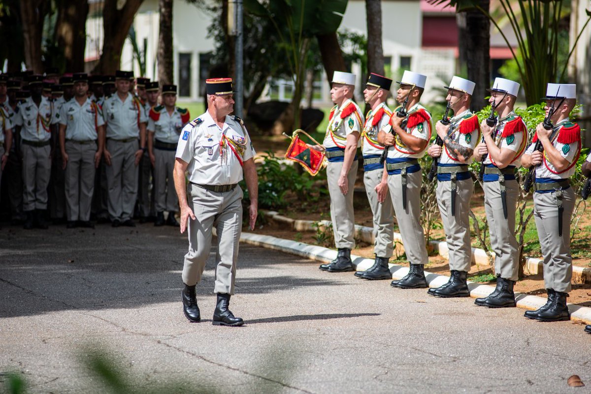 Chefdecorps3REI's tweet image. Le 24 juillet, le capitaine Istvan a rendu le fanion de la compagnie de commandement et du soutien du #3REI dont le commandement est désormais assuré par le capitaine Mikhaïl.
Bonne continuation au capitaine Istvan qui rejoint le #1RE.
