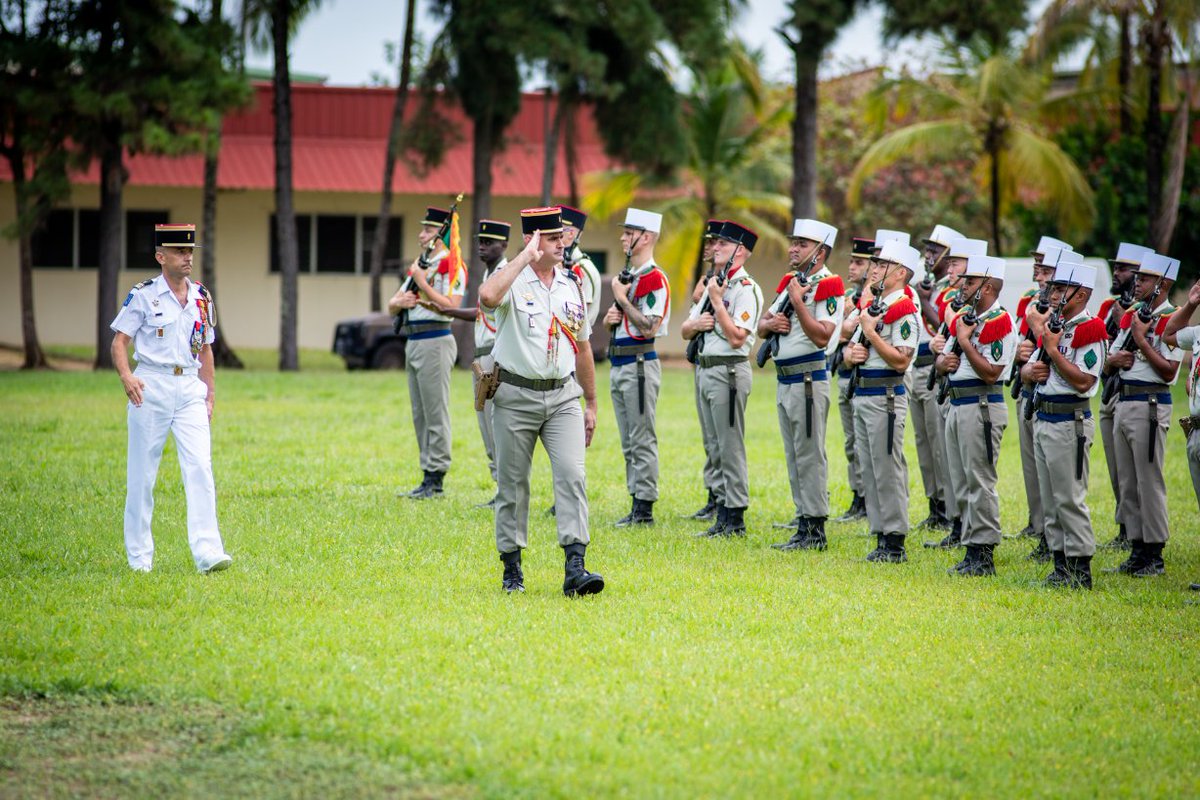 Chefdecorps3REI's tweet image. Le 24 juillet, le capitaine Istvan a rendu le fanion de la compagnie de commandement et du soutien du #3REI dont le commandement est désormais assuré par le capitaine Mikhaïl.
Bonne continuation au capitaine Istvan qui rejoint le #1RE.