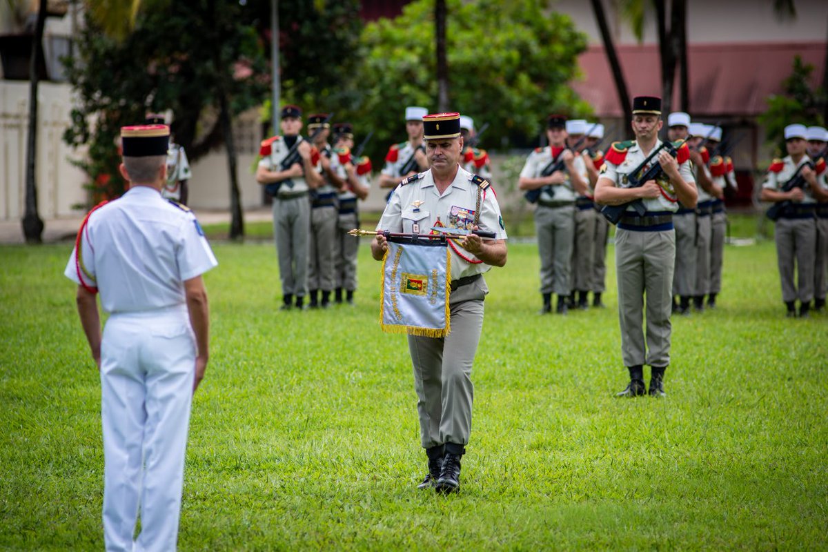 Chefdecorps3REI's tweet image. Le 24 juillet, le capitaine Istvan a rendu le fanion de la compagnie de commandement et du soutien du #3REI dont le commandement est désormais assuré par le capitaine Mikhaïl.
Bonne continuation au capitaine Istvan qui rejoint le #1RE.