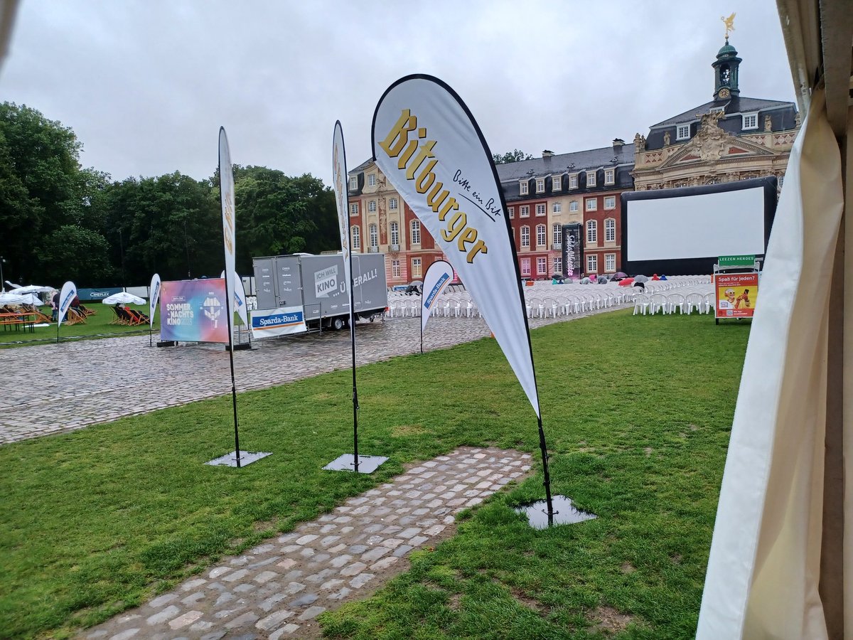 Sommernachtskino in Münster. Es regnet in Strömen, billige Plastikponchos kosten 5 Euro und Decken 12 euro. Bisher absolut gar nicht zu empfehlen...