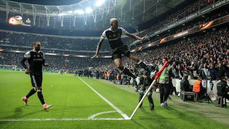 Beşiktaş taraftarının en sevdiği T94'ü yılanı yeniden Beşiktaşımız da görmek istiyoruz. 
🐍🦅
Sayın başkan ve yönetim sahada en güçlüsü olabilmek için gelsin artık Talisca 🔥🔥🔥
@AhmetNCebi
#BeşiktaşİçinKenetlen
