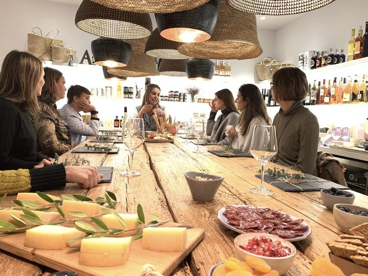 FoodCostaBrava's tweet photo. Us proposem un activitat/taller per fer un viatge per l’Empordanet de la mà d'@abricoc_.

Tastaràs productes de proximitat ( formatges, embotits, olis, vins….), i aprendreu que al darrera hi ha grans productors.

👉 https://t.co/KnPZCyLE8i
#InCostaBrava #FoodCostaBrava https://t.co/nXaaZF0NRa