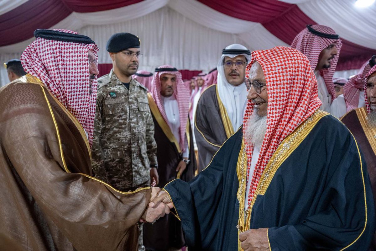 alhawamlah's tweet image. سمو أمير القصيم يزور مركز البسيتين ويلتقي بأهالي المركز 
وكان في إستقبال سموه 
الشيخ / خالد بن كساب بن رديني بن مشلوط 
رئيس مركز البسيتين وعدد من الاهالي