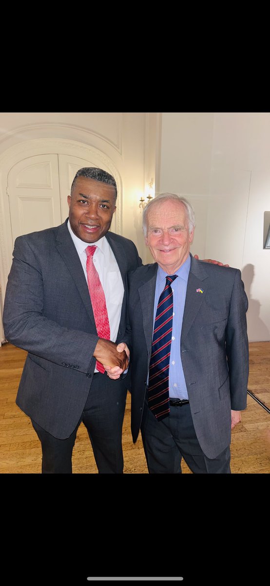 nnikeazor's tweet image. It was good to see @Jeffrey_Archer at the London Launch last month of the wonderful art book Divining The Human by @AlexanderNewley. I thoroughly enjoyed my conversation with Lord Archer and again it was wonderful to see him looking so well