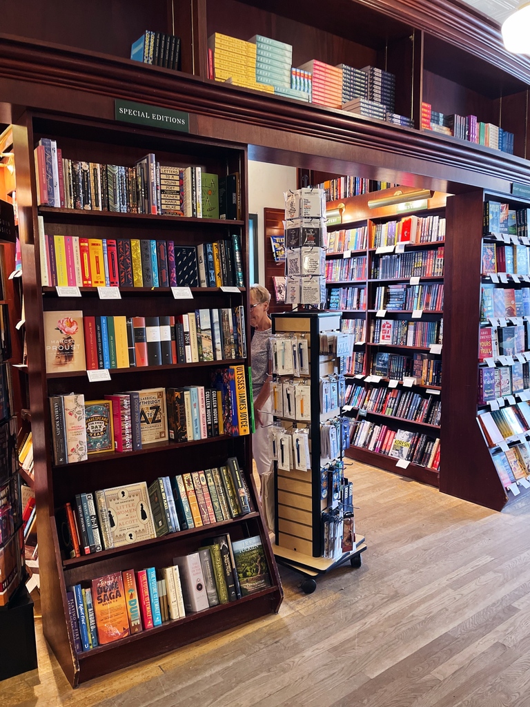 RJ Julia Booksellers tweet media