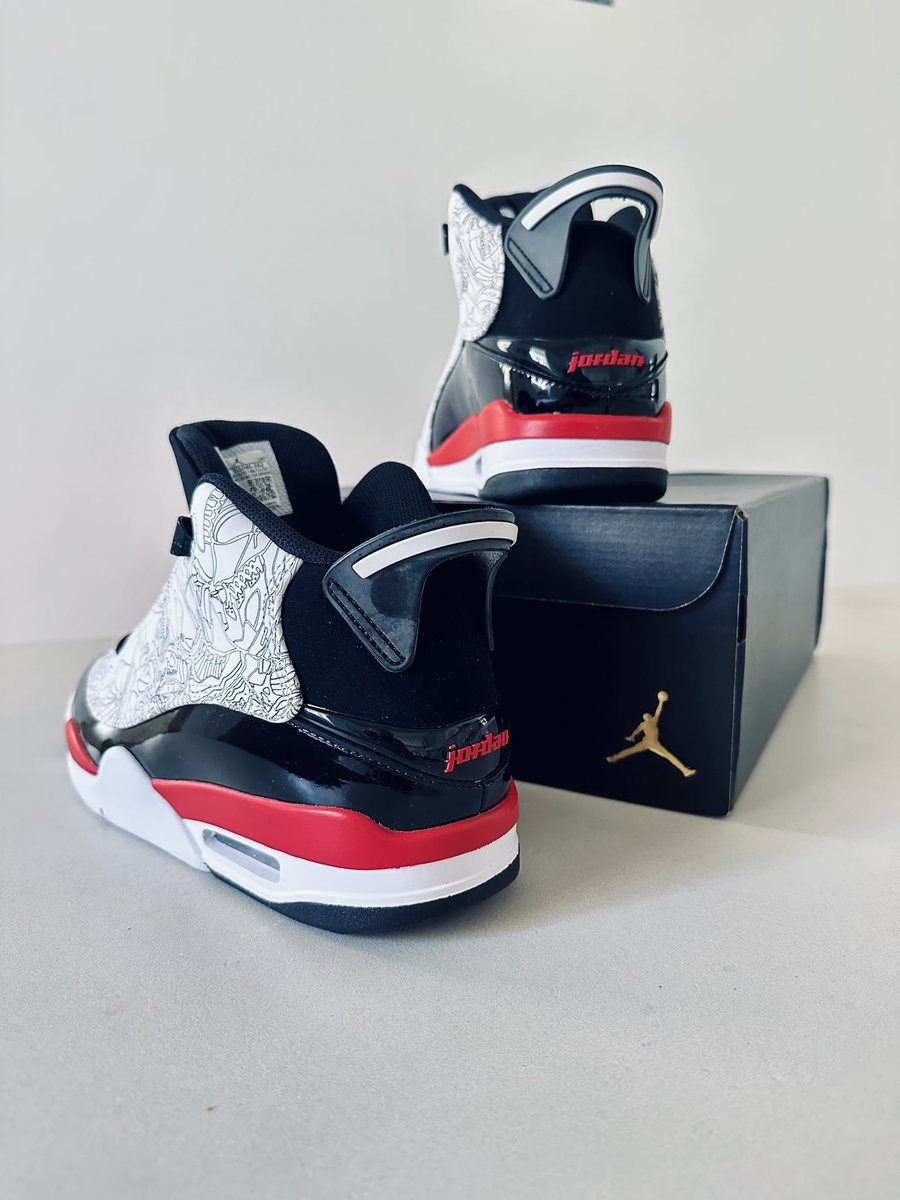 911blackyellow's tweet photo. What is common between Porsche and Air Jordan Dub Zero?
Back in the day His Airness was driving a red 911 Turbo S. Jordan offered a lot of input for this one. For example the rear pull tab from the spoiler on Jordan’s Porsche. 

#porsche #everyday #airjordan #dubzero #Nike https://t.co/y71HKFLMWy